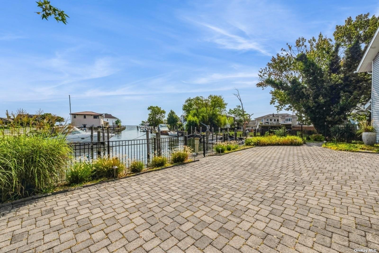 Single Family Court  Suffolk County, NY 11702, MLS-842360-25