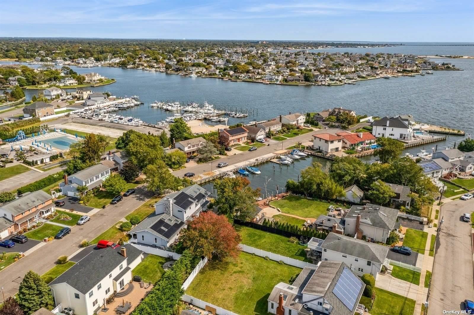 Single Family Court  Suffolk County, NY 11702, MLS-842360-32