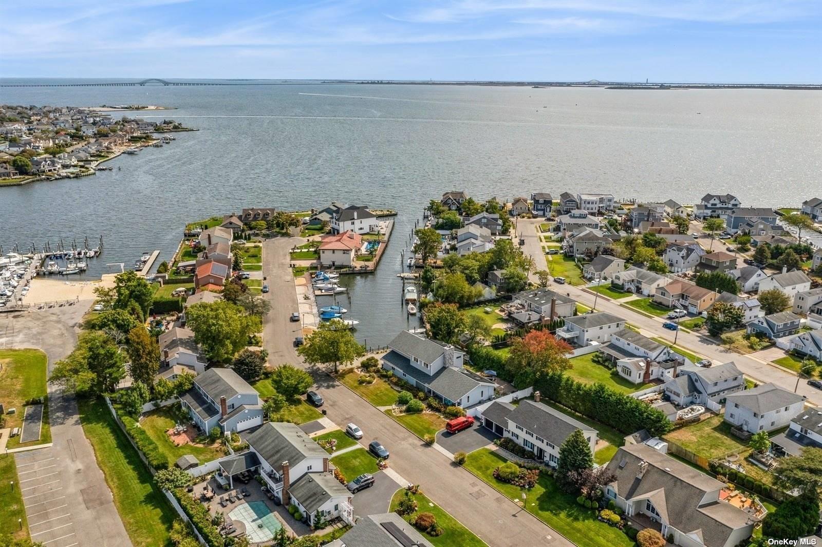 Single Family Court  Suffolk County, NY 11702, MLS-842360-33