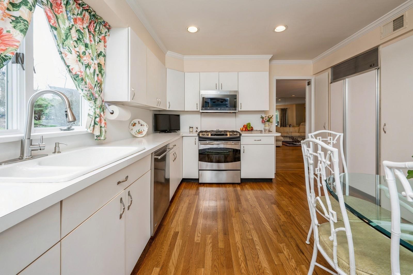 Single Family Greenvale  Westchester County, NY 10583, MLS-842598-10