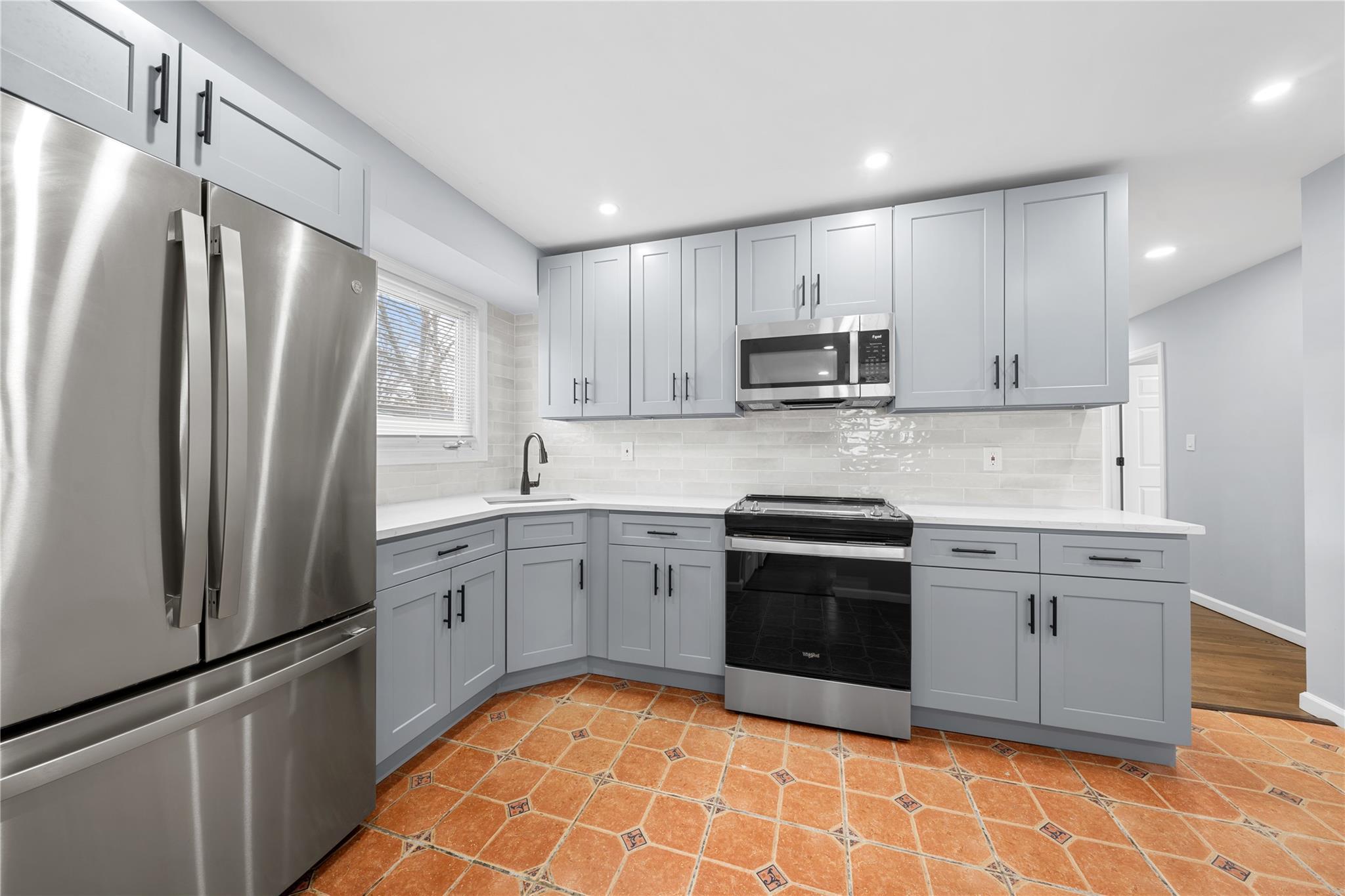 Single Family Silver  Suffolk County, NY 11704, MLS-843050-7