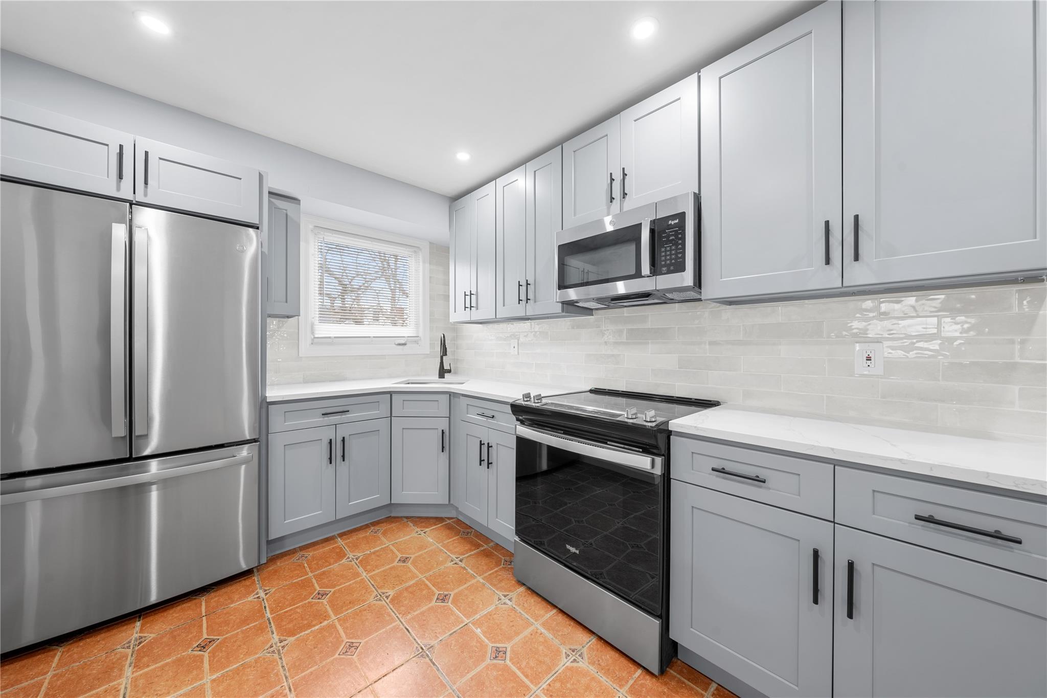 Single Family Silver  Suffolk County, NY 11704, MLS-843050-8