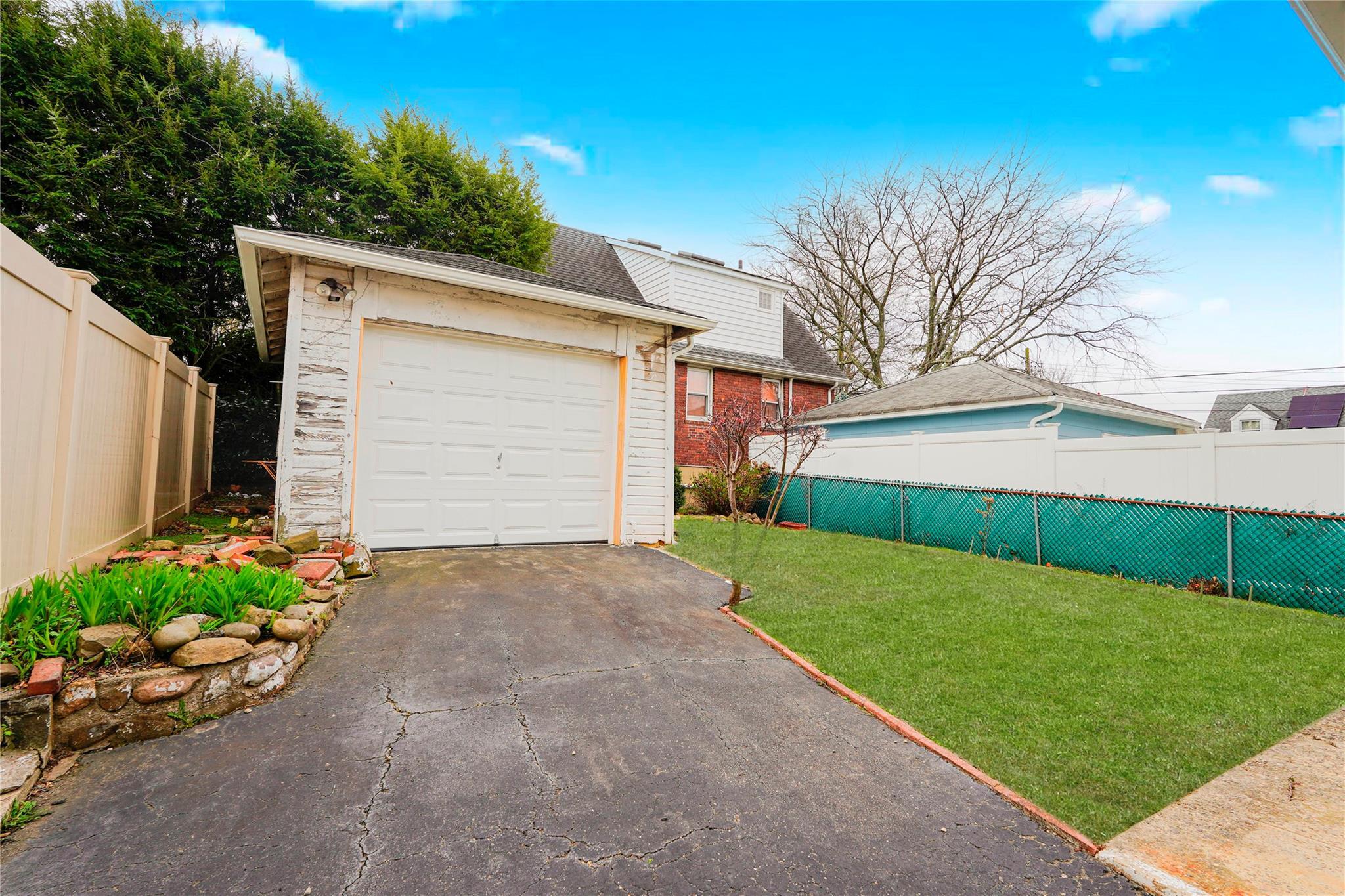 Single Family St  Staten Island, NY 10301, MLS-843827-29