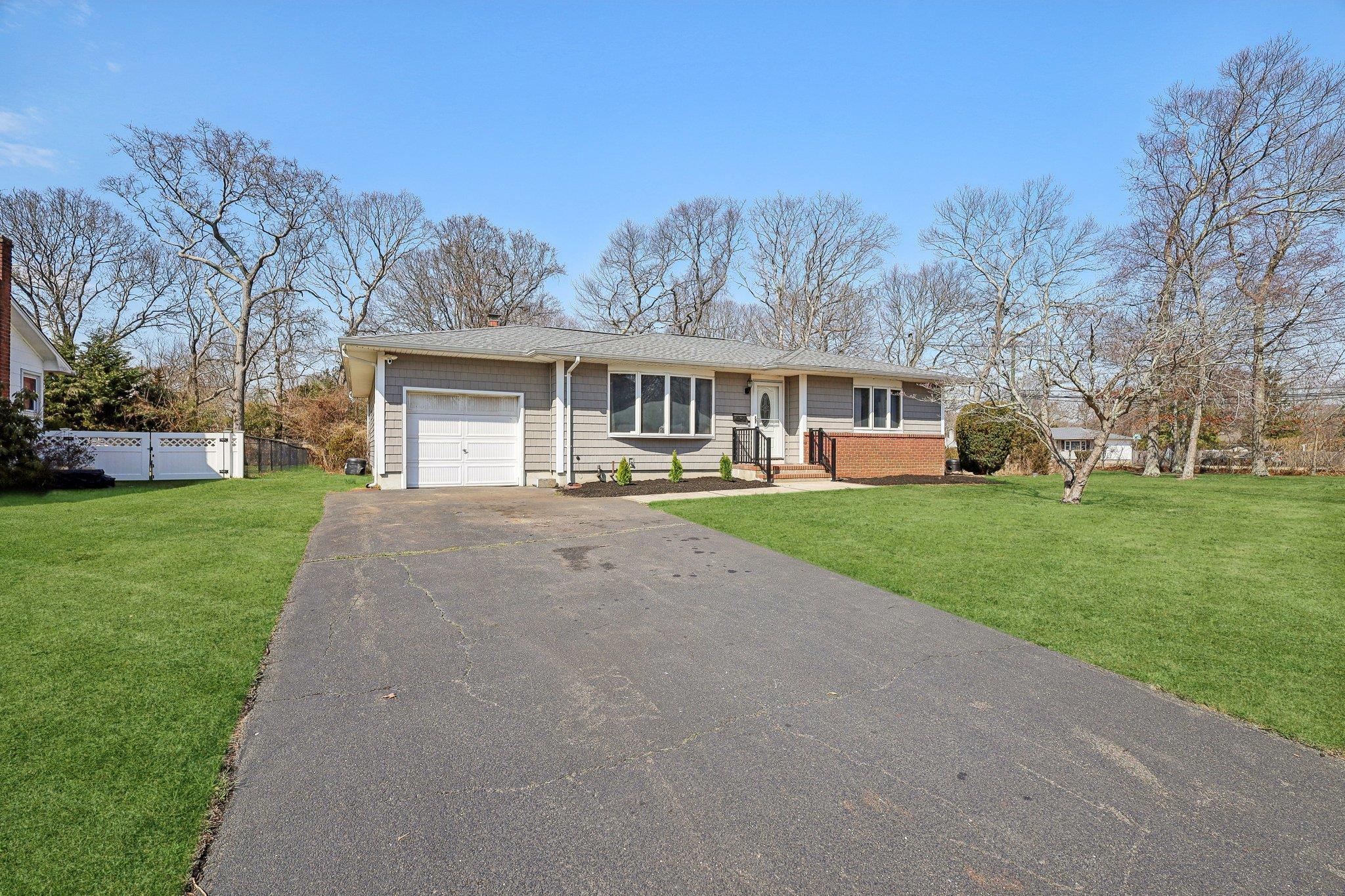 Single Family Bieselin  Suffolk County, NY 11713, MLS-843965-2
