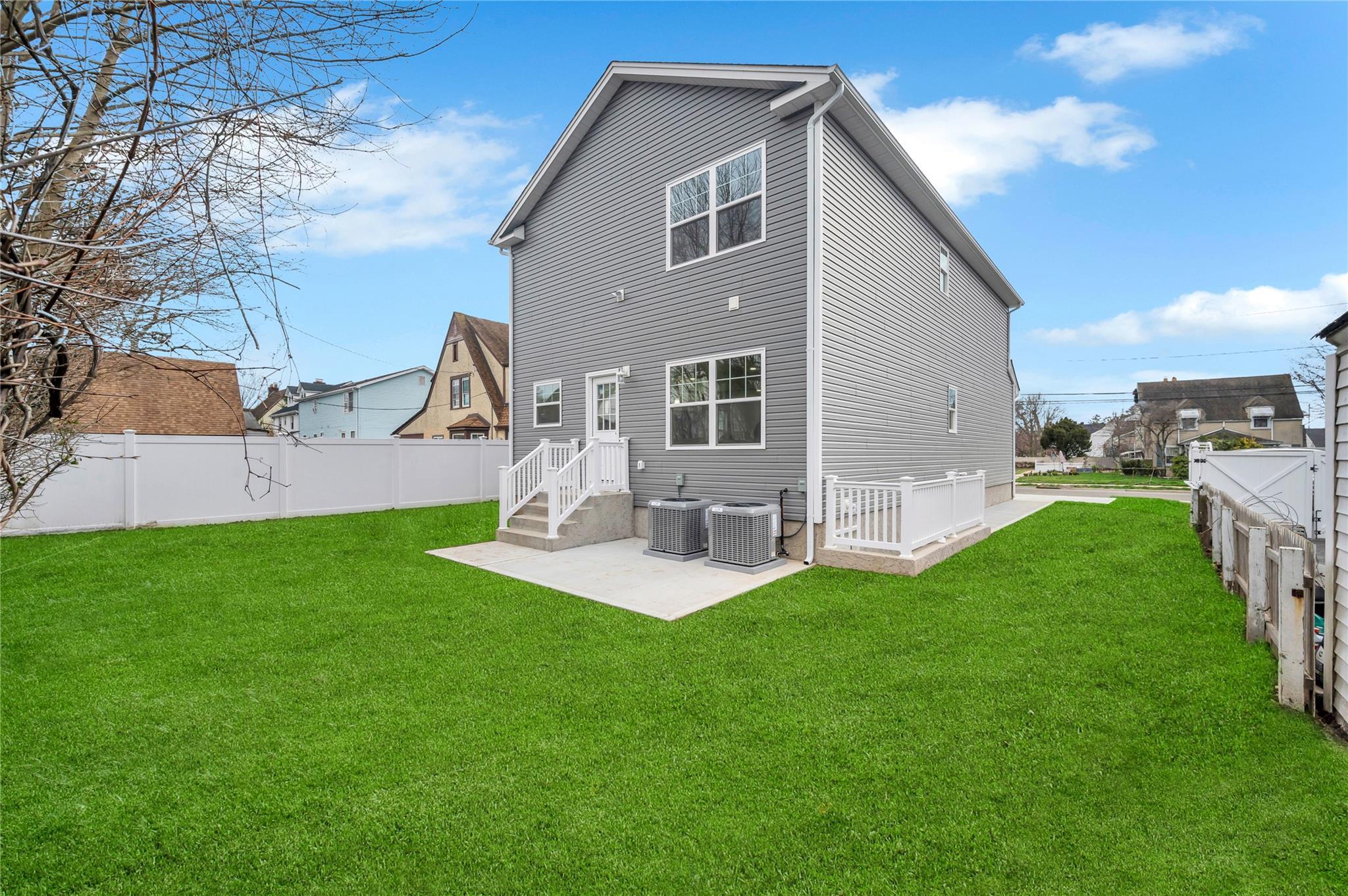 Single Family Manor  Nassau County, NY 11550, MLS-844495-23