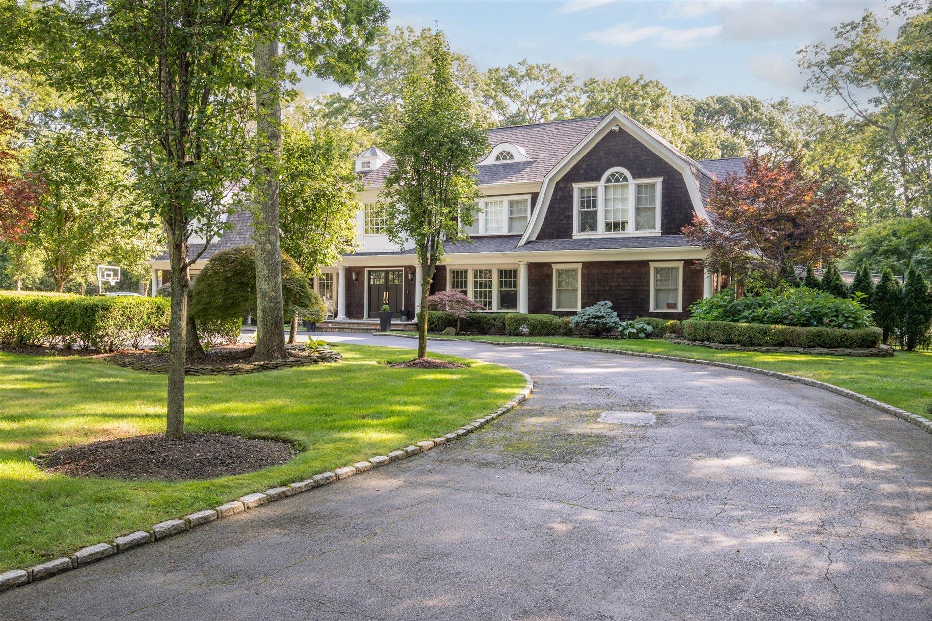 Single Family in Oyster Bay - Cecilia  Nassau County, NY 11791