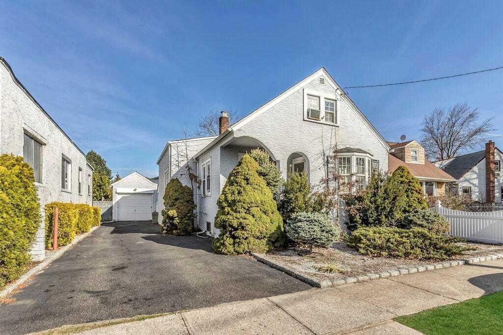 Single Family Alice  Nassau County, NY 11710, MLS-844993-4