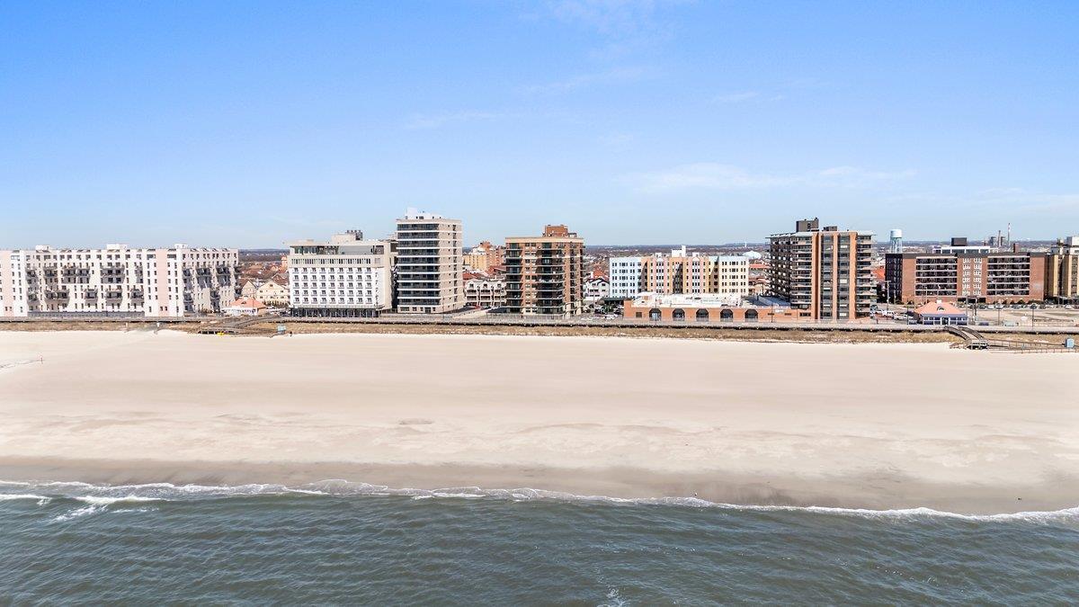 Condo Broadway  Nassau County, NY 11561, MLS-845018-25