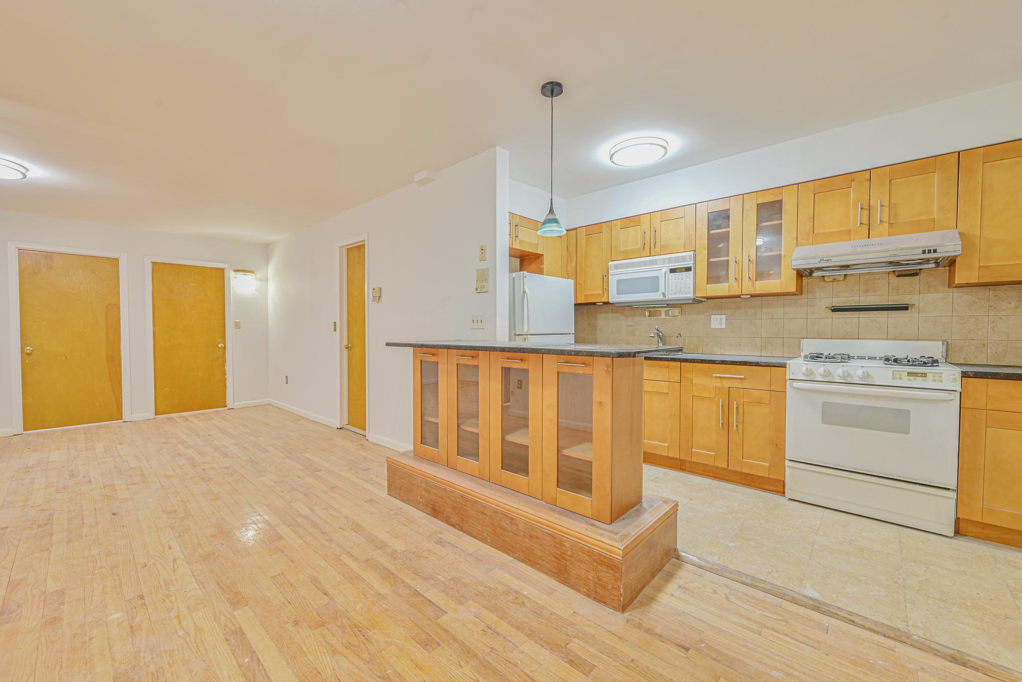 Apartment Avon  Queens, NY 11432, MLS-845650-4