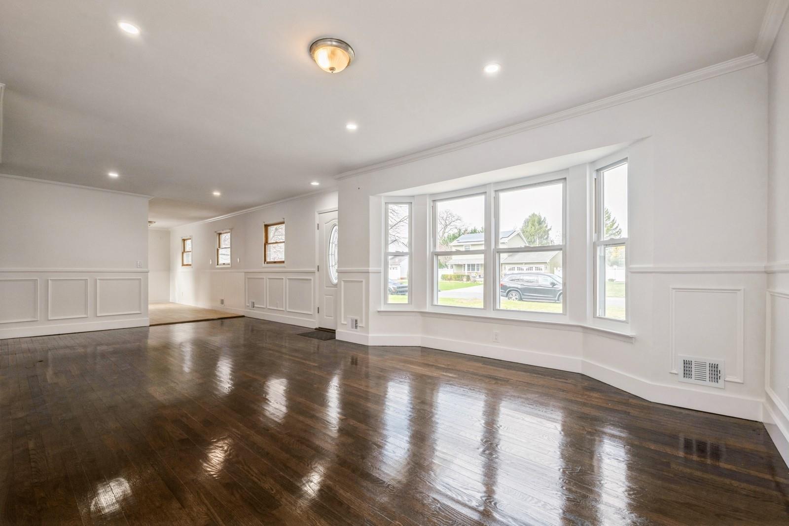 Single Family Crest  Suffolk County, NY 11725, MLS-845654-4