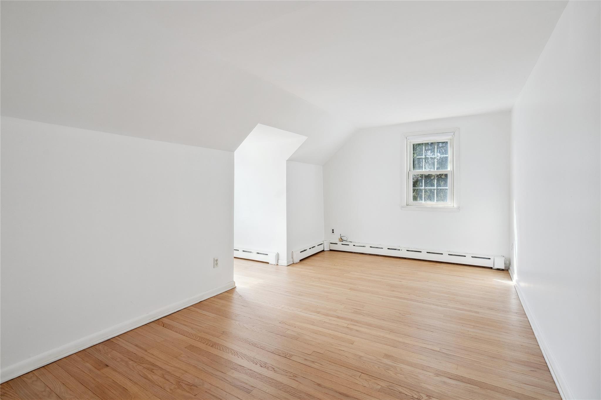 Single Family Main Bayview  Suffolk County, NY 11971, MLS-845954-24