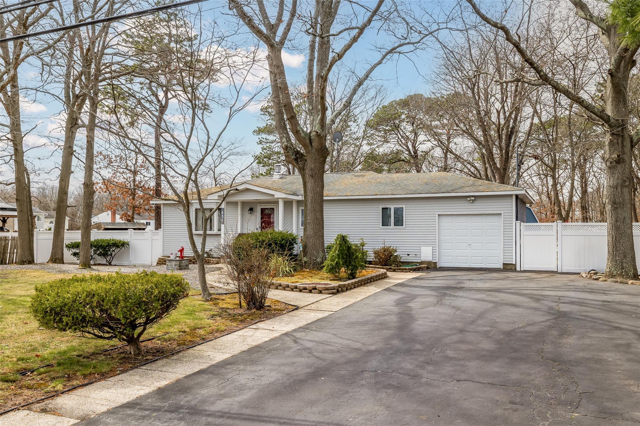 Single Family Grand  Suffolk County, NY 11717, MLS-846002-2