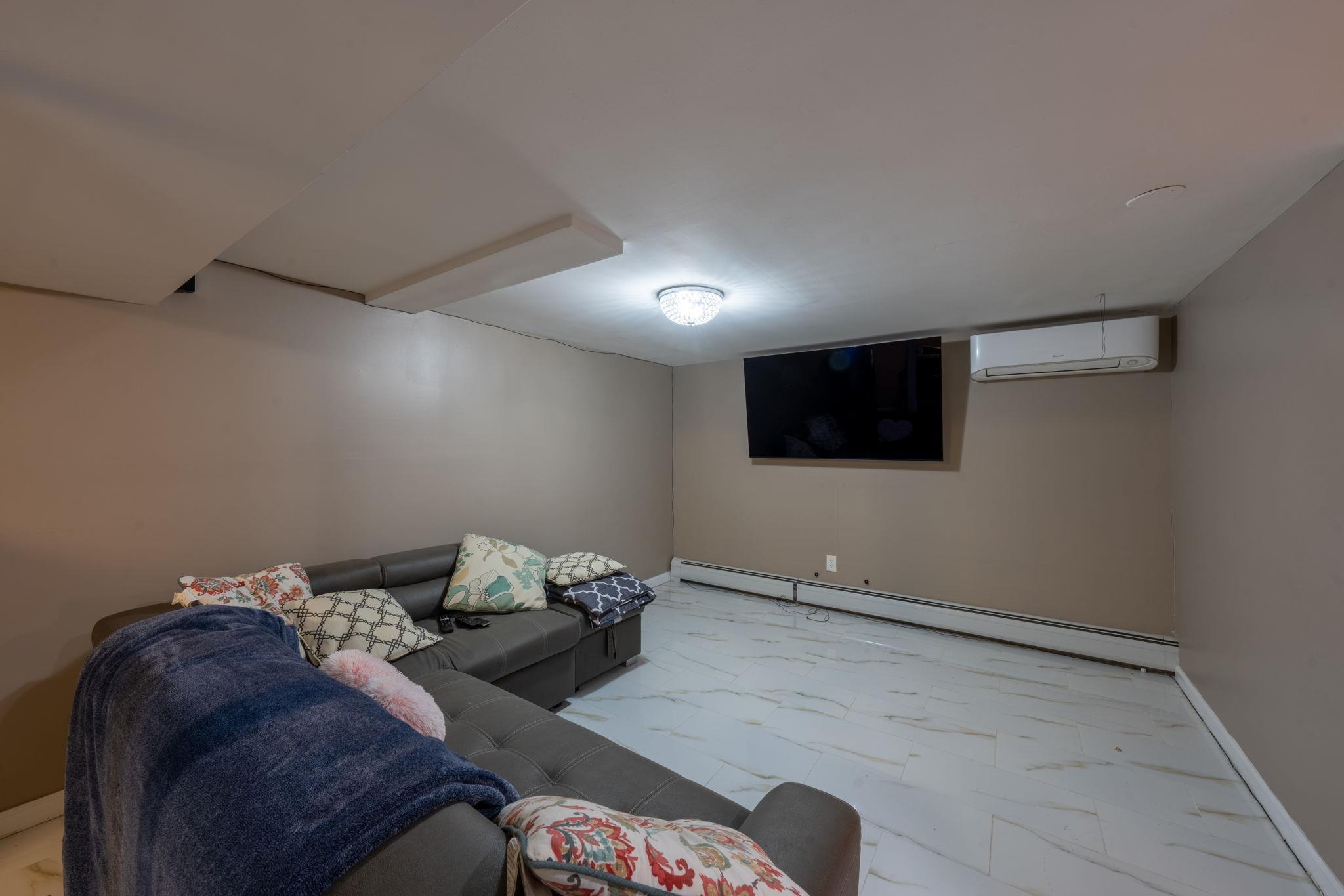 Single Family Collfield  Staten Island, NY 10302, MLS-846133-20