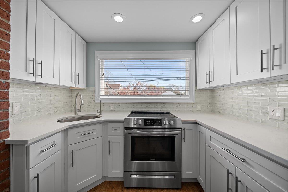 Single Family Seafield  Suffolk County, NY 11706, MLS-846209-24