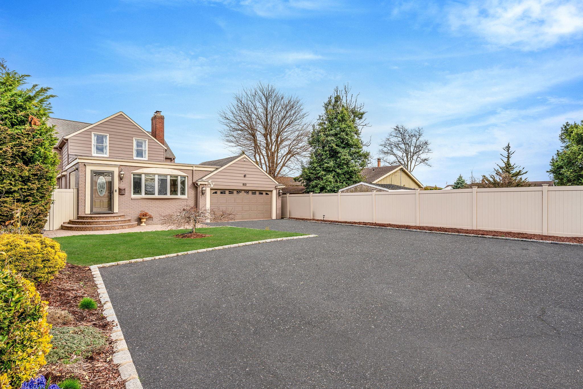 Single Family Baylawn Avenue  Suffolk County, NY 11726, MLS-846343-2