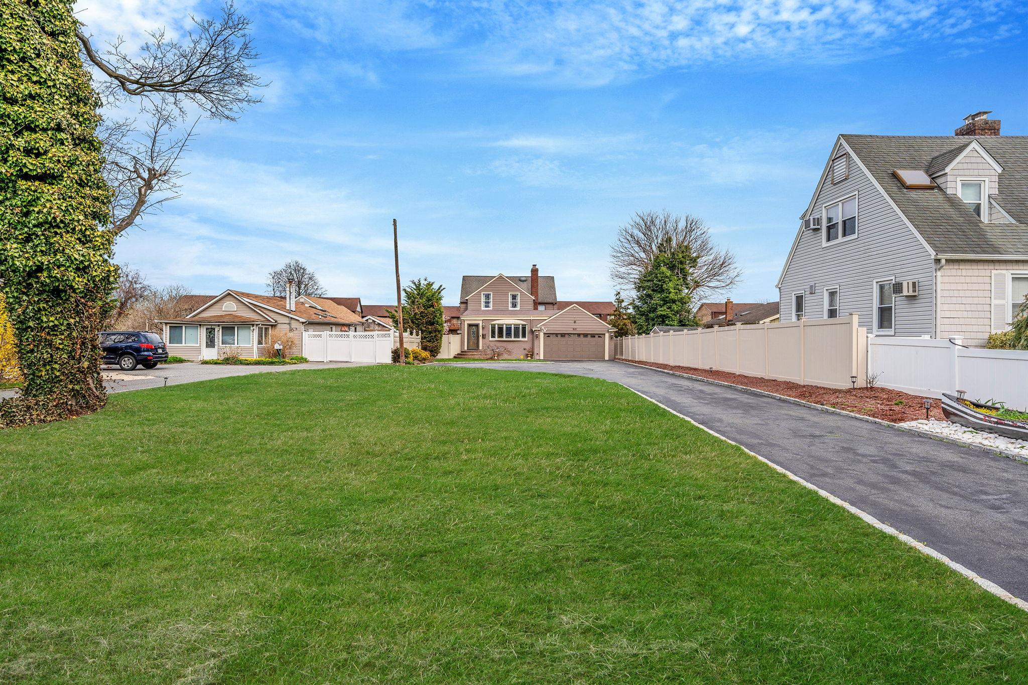 Single Family Baylawn Avenue  Suffolk County, NY 11726, MLS-846343-3