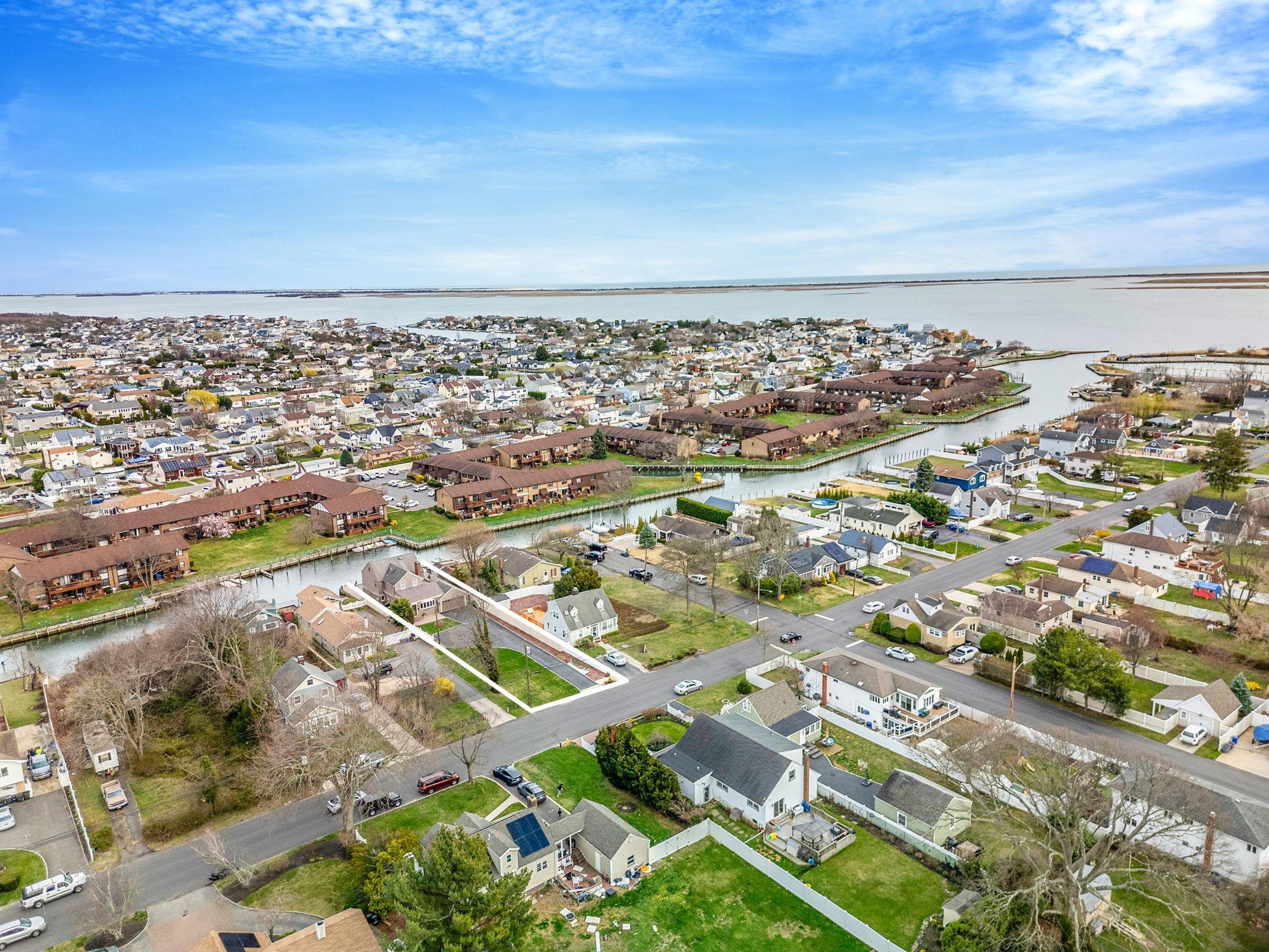 Single Family Baylawn Avenue  Suffolk County, NY 11726, MLS-846343-7