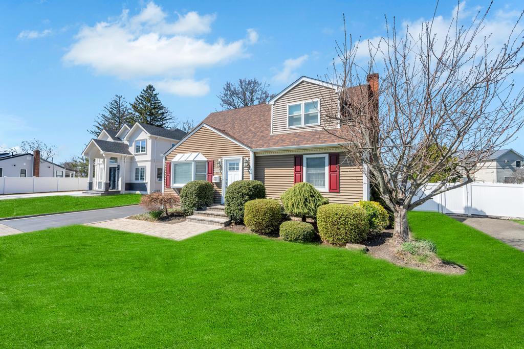 Single Family Spruce  Nassau County, NY 11801, MLS-846926-31