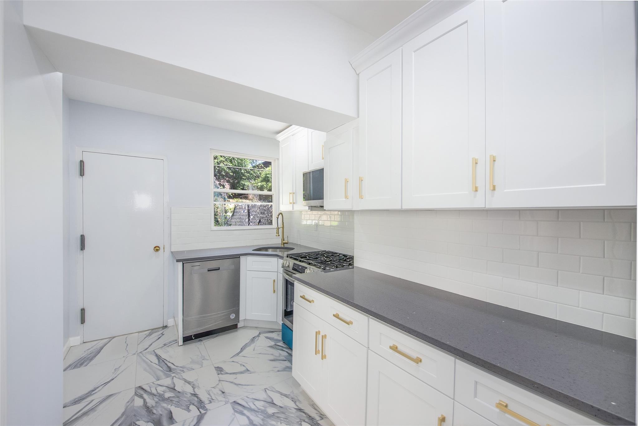 Single Family Van Duzer  Staten Island, NY 10304, MLS-846991-17