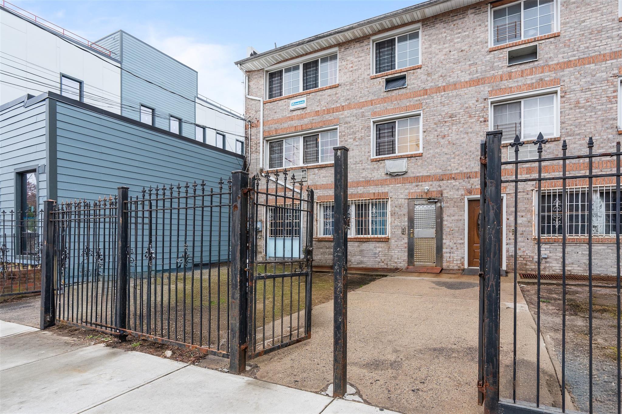 Single Family Dumont  Brooklyn, NY 11207, MLS-847179-4