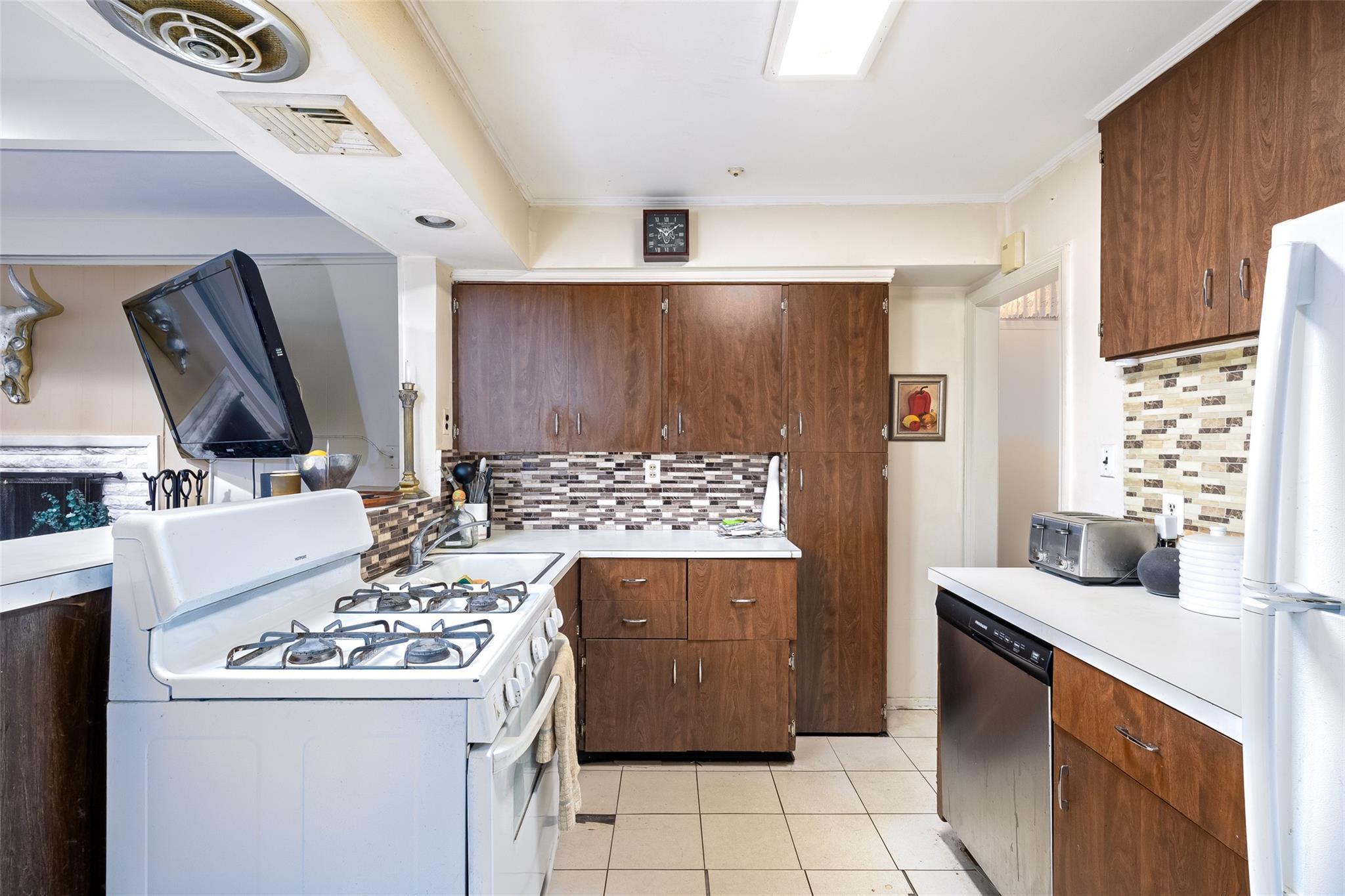 Single Family Hawthorne  Nassau County, NY 11732, MLS-848011-12