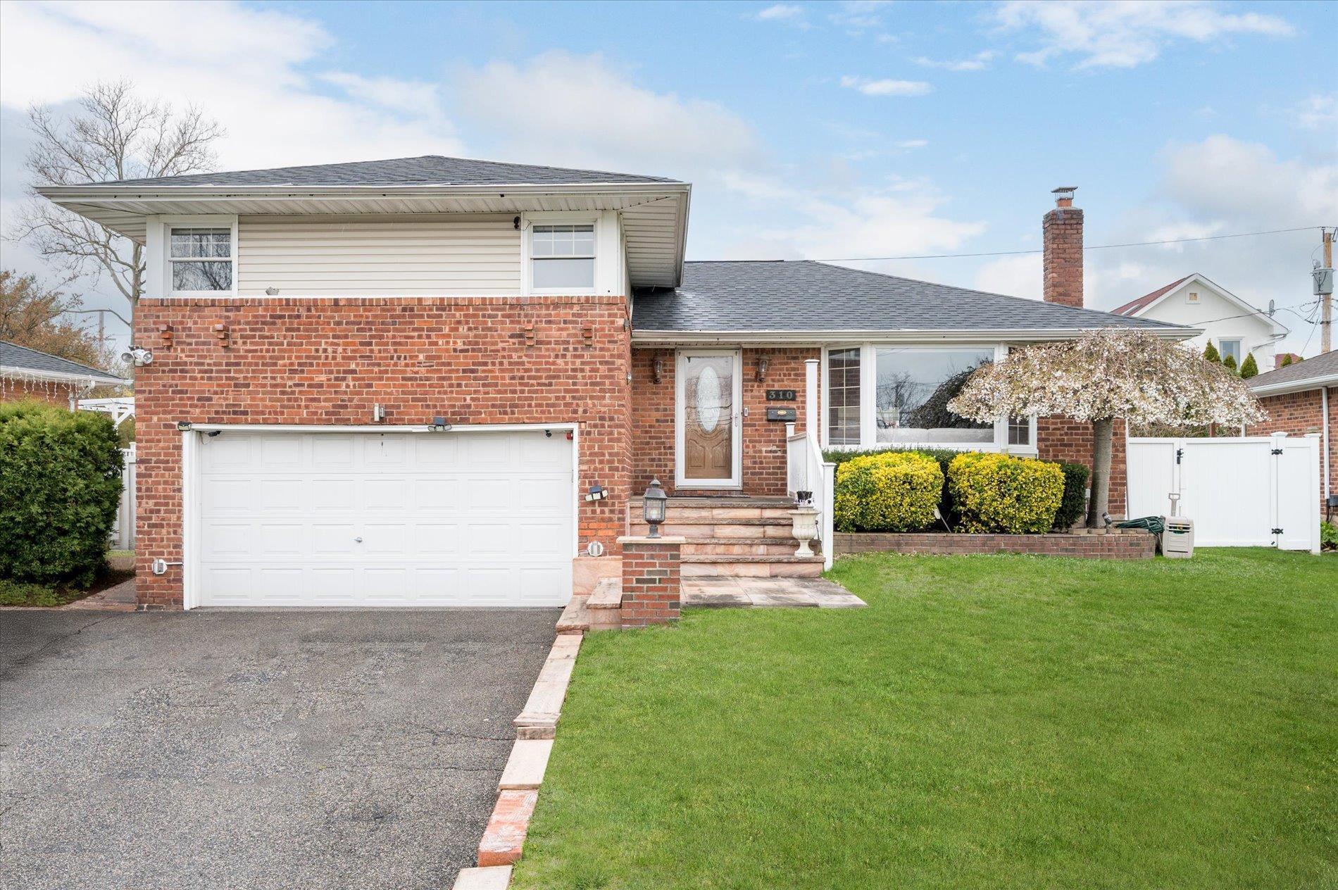 Single Family in Oyster Bay - Southwood  Nassau County, NY 11791