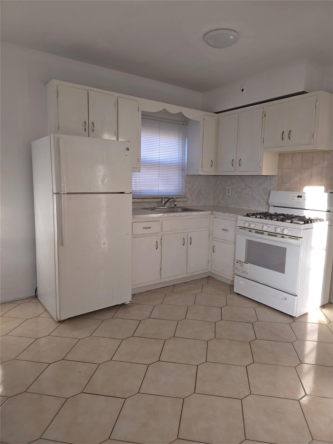 Single Family Philip  Bronx, NY 10465, MLS-848904-3