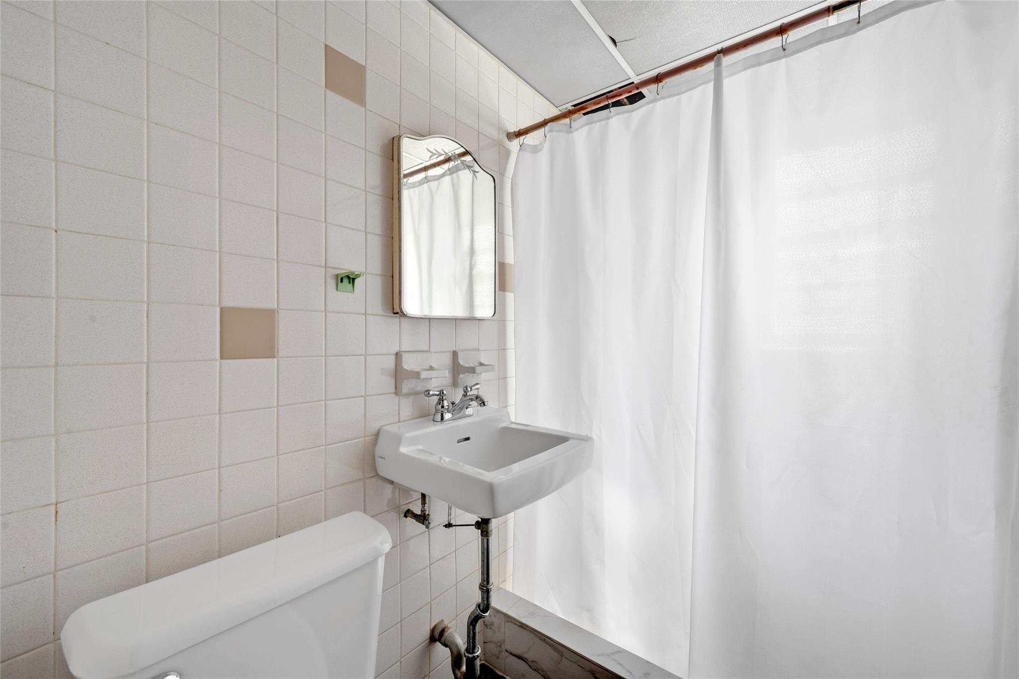 Single Family Earley  Bronx, NY 10464, MLS-849487-23