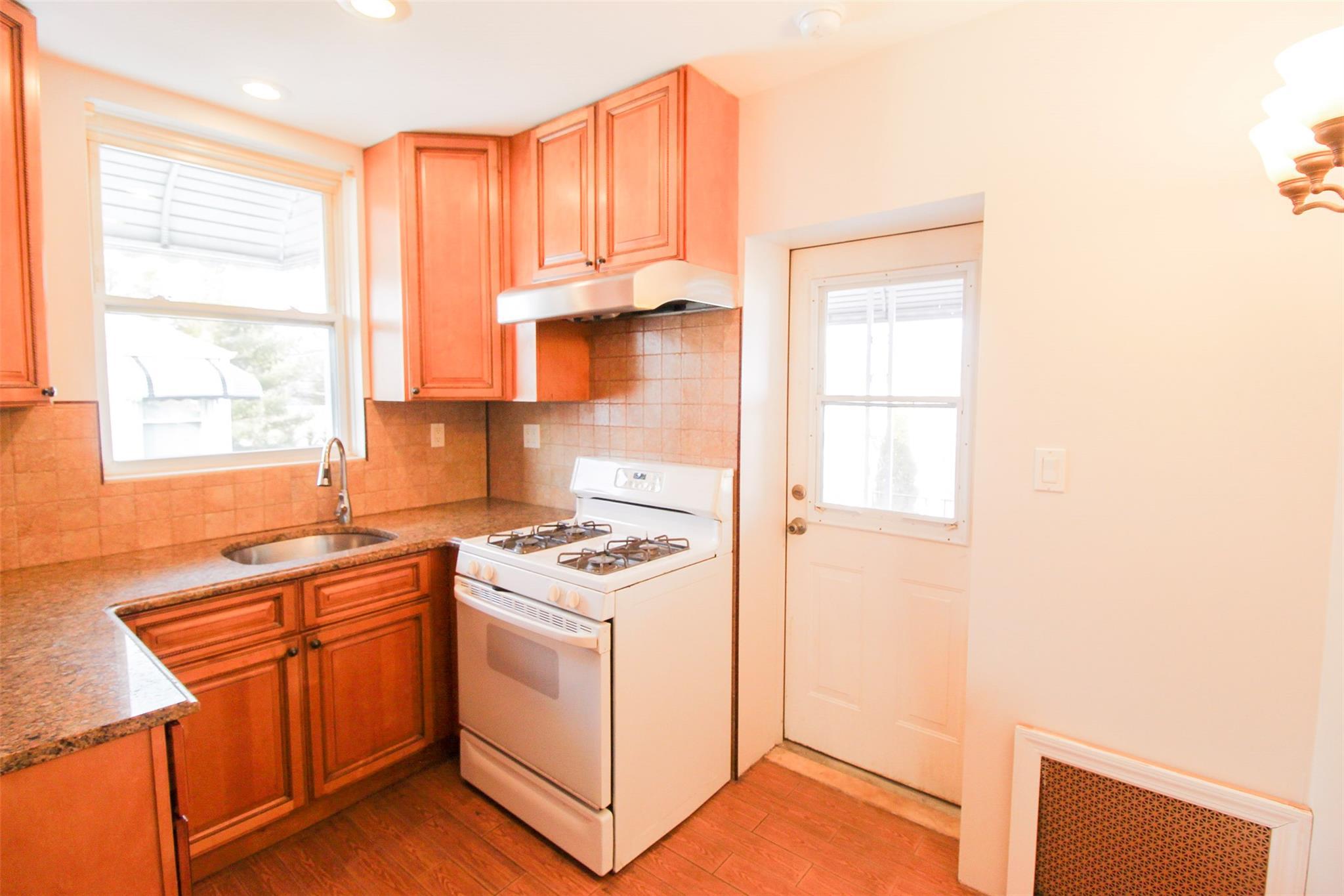 Single Family Hollywood  Bronx, NY 10465, MLS-849760-10
