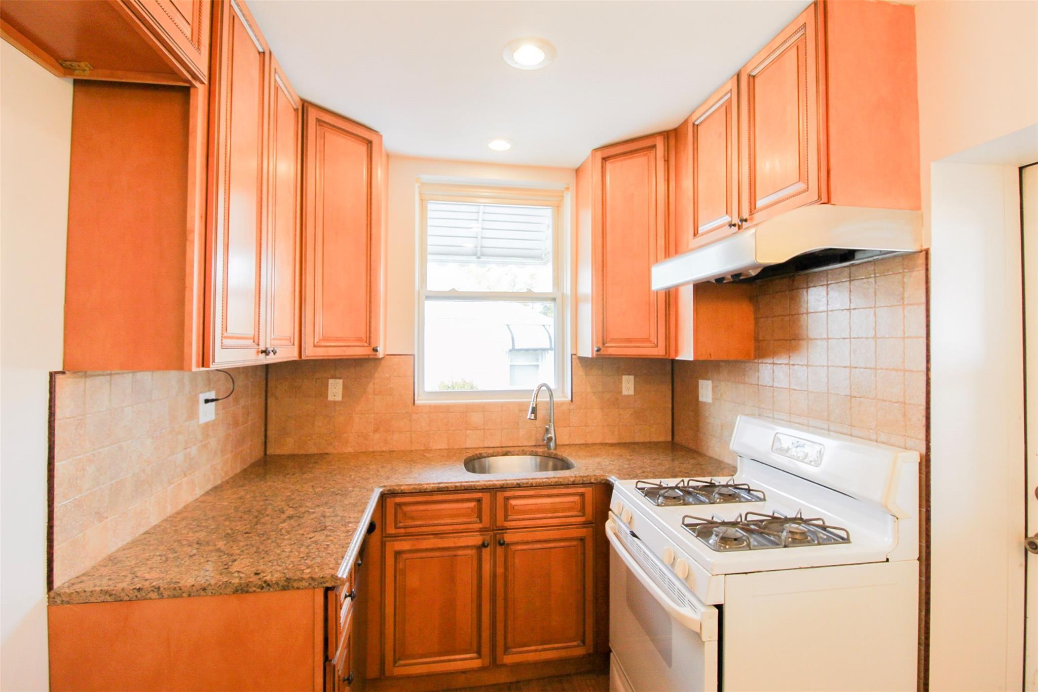 Single Family Hollywood  Bronx, NY 10465, MLS-849760-11