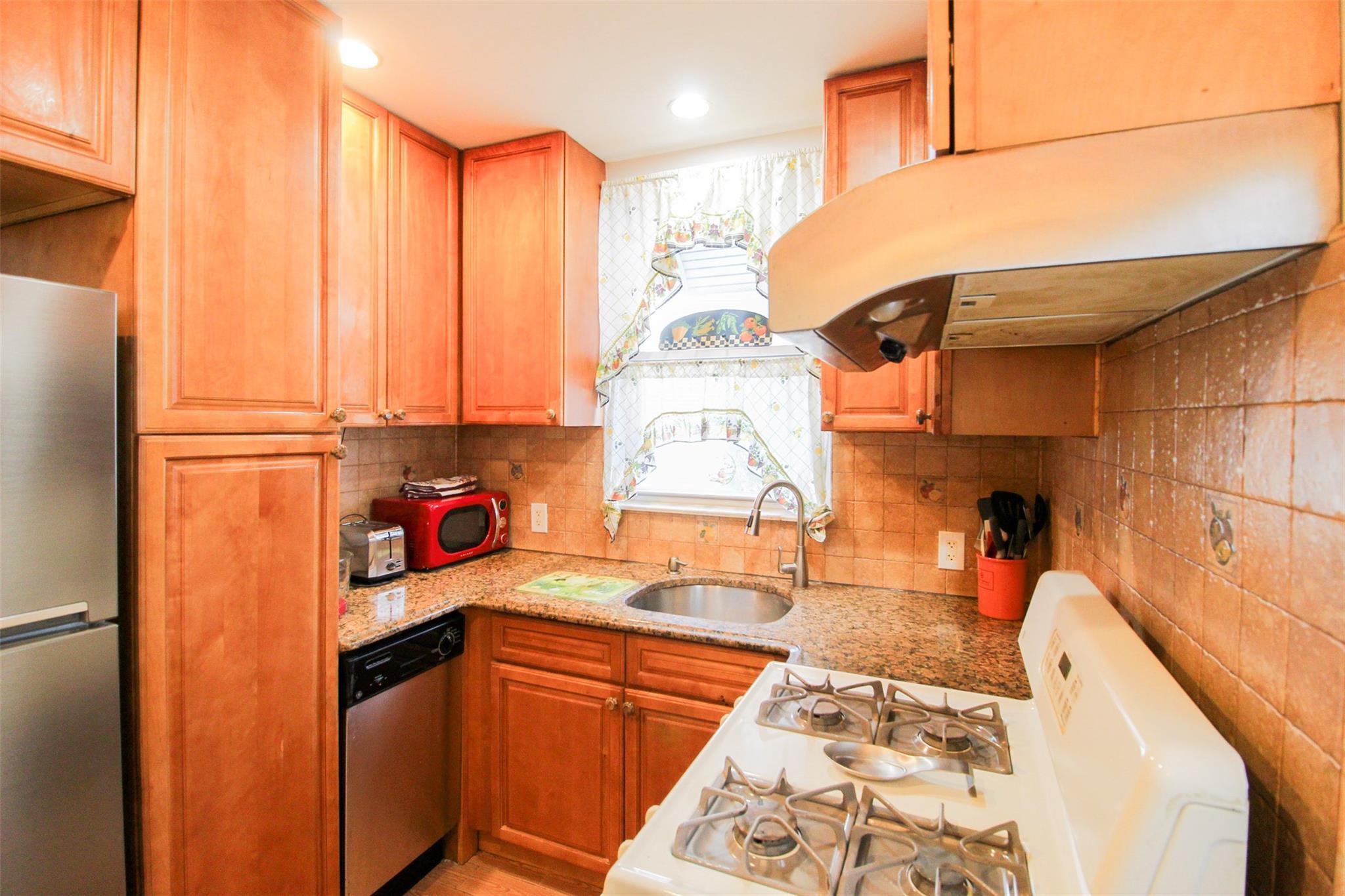 Single Family Hollywood  Bronx, NY 10465, MLS-849760-18