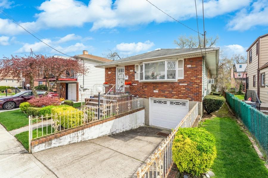 Single Family Tioga Dr  Queens, NY 11412, MLS-850030-2