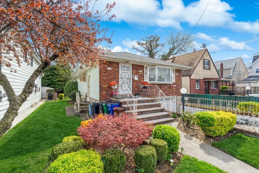 Single Family Tioga Dr  Queens, NY 11412, MLS-850030-3