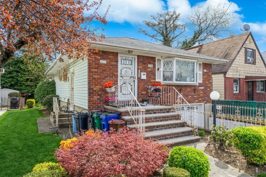 Single Family Tioga Dr  Queens, NY 11412, MLS-850030-4
