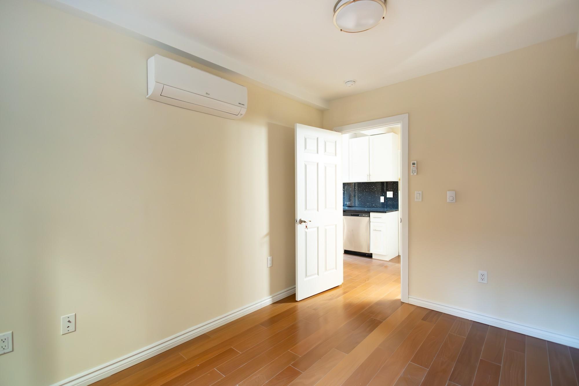Apartment West 50th  Manhattan, NY 10019, MLS-850097-10