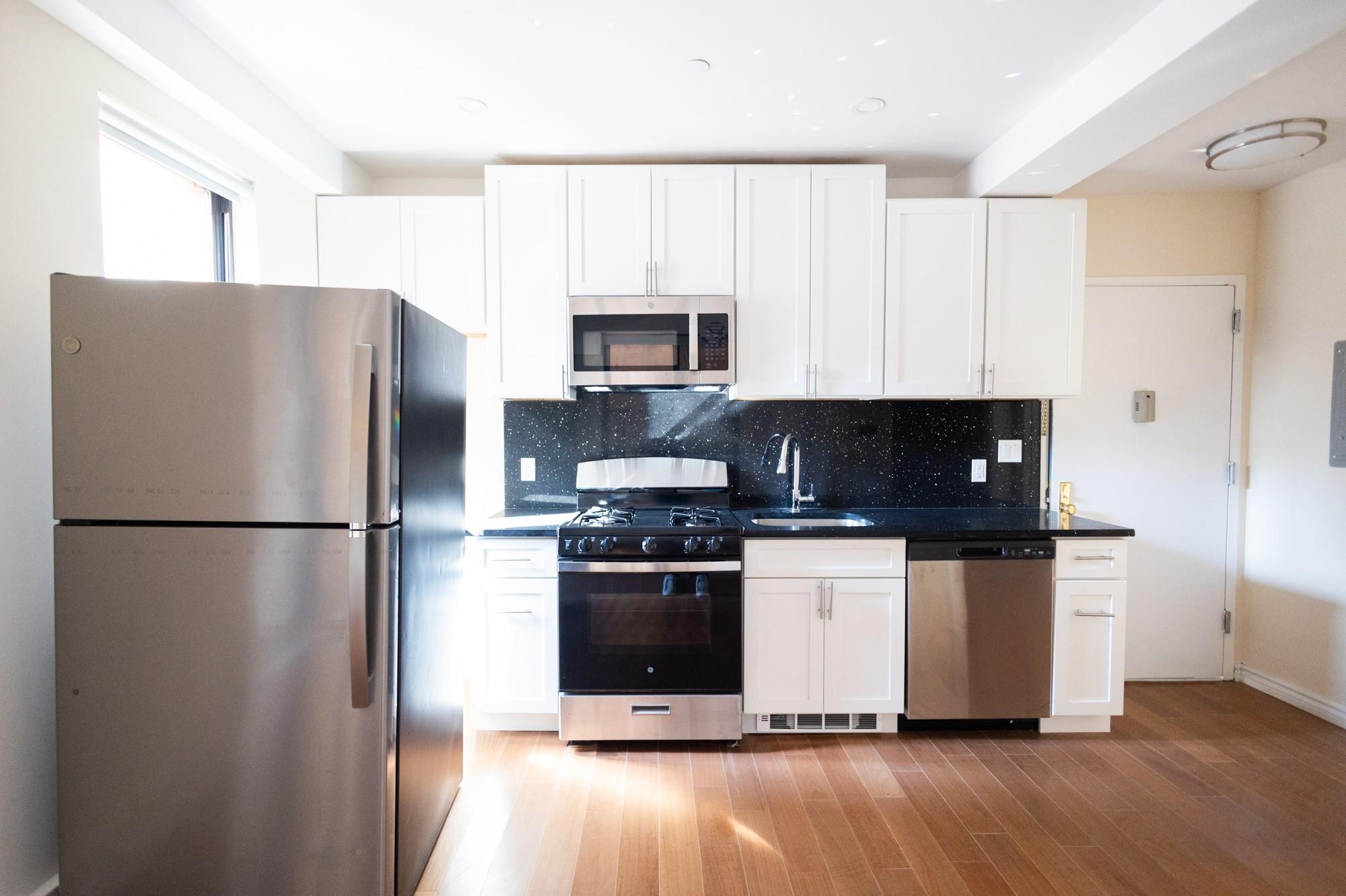 Apartment West 50th  Manhattan, NY 10019, MLS-850097-5