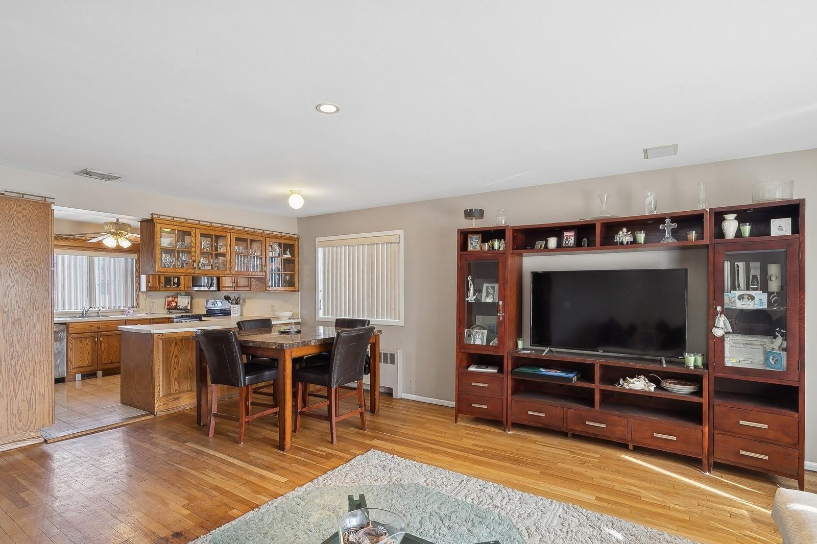 Single Family 1st  Nassau County, NY 11520, MLS-850107-7
