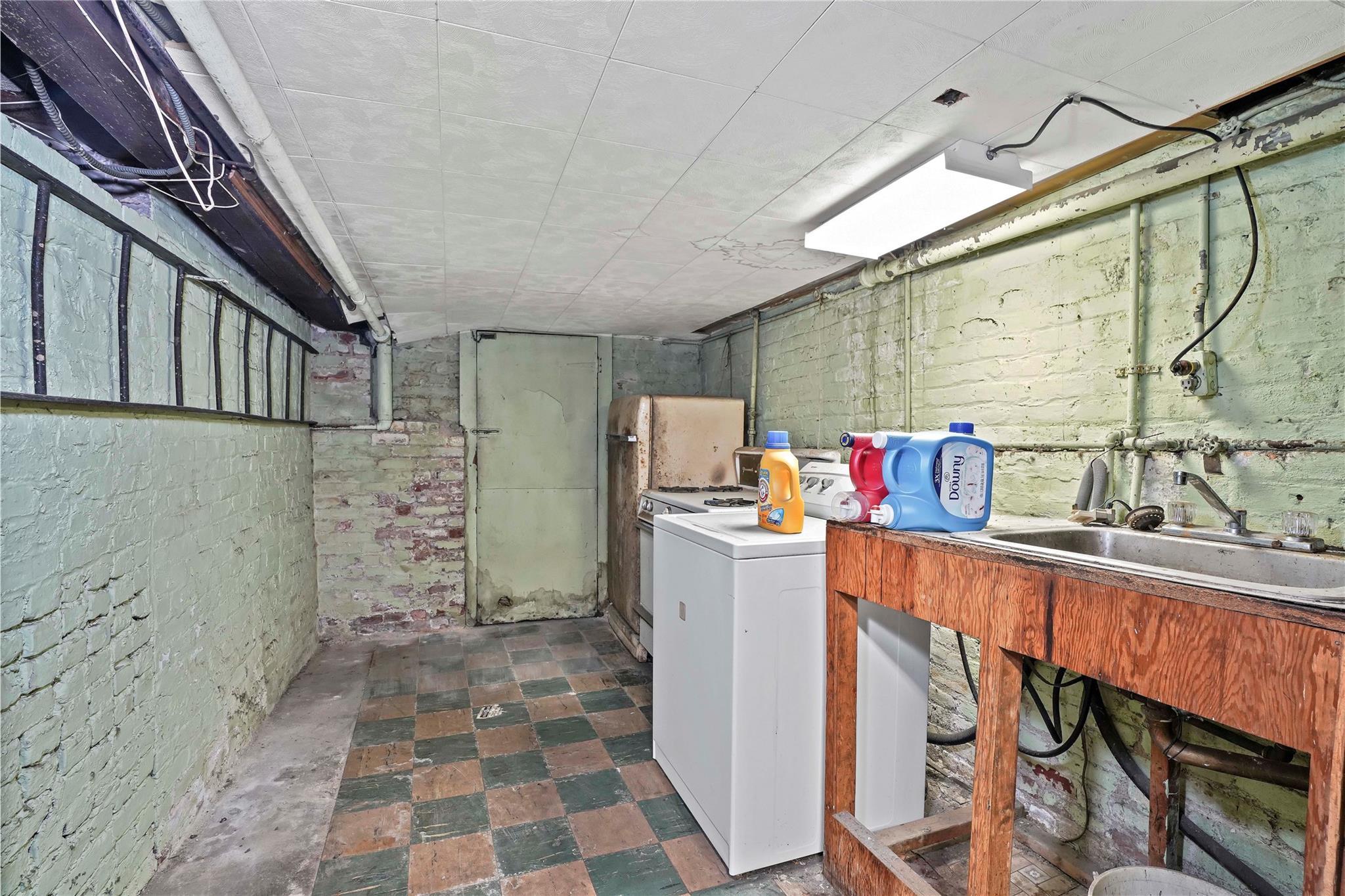 Single Family Nurge  Queens, NY 11378, MLS-850183-39