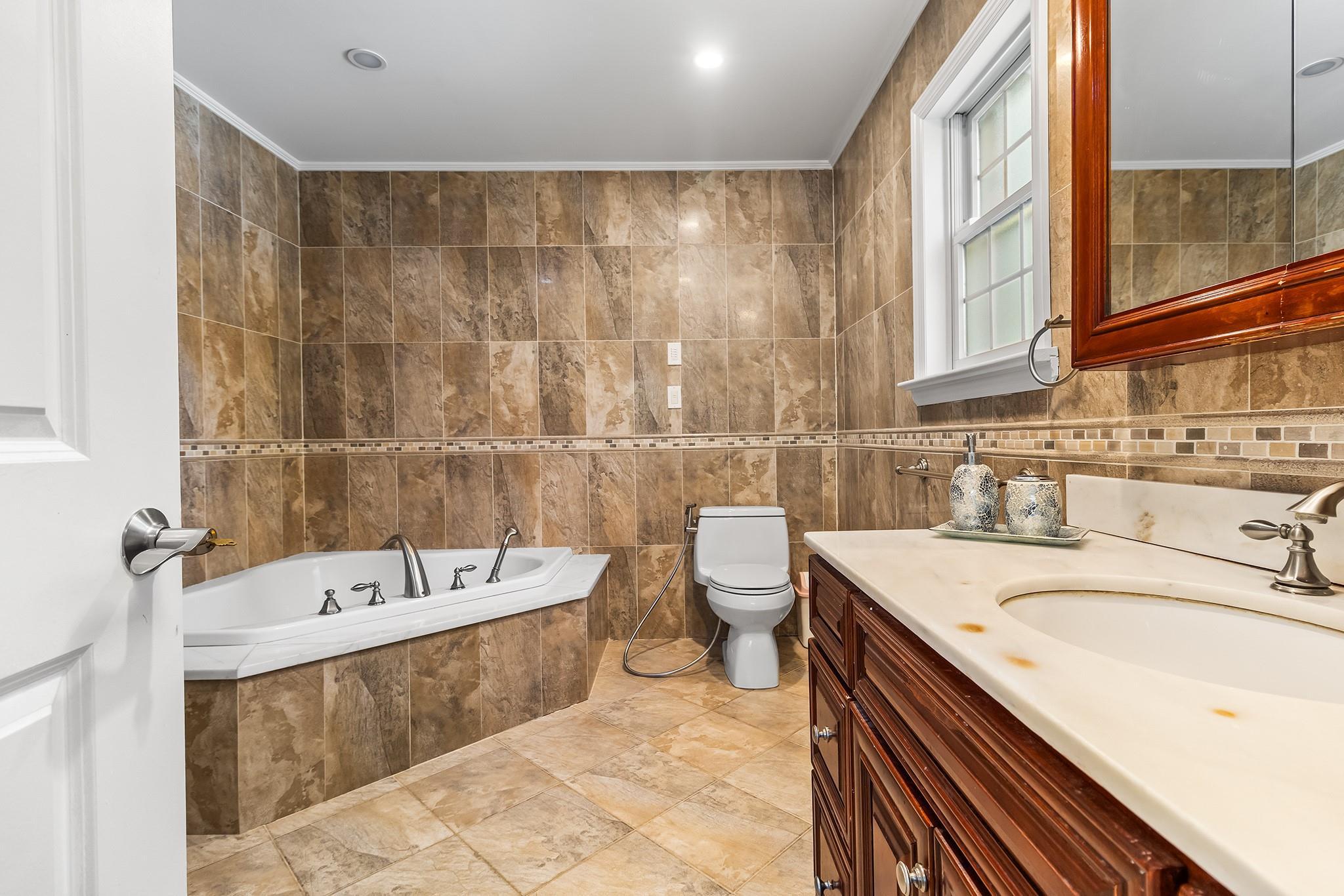Single Family Roslyn  Nassau County, NY 11596, MLS-850268-19