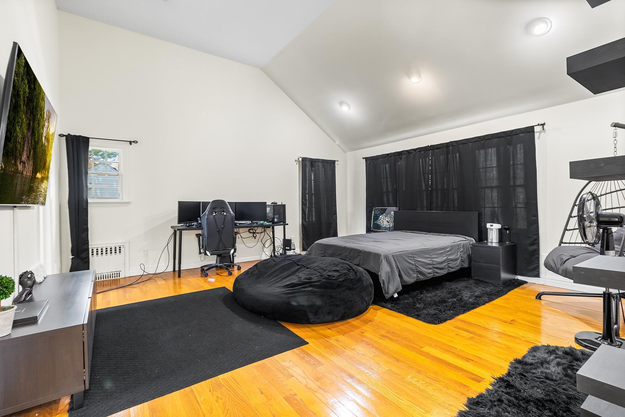 Single Family Roslyn  Nassau County, NY 11596, MLS-850268-21