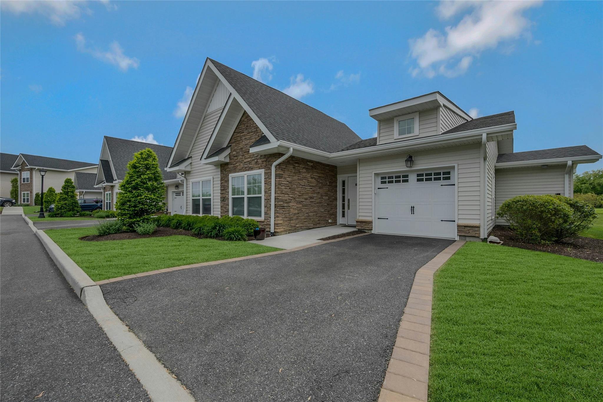 Condo Fox Hill  Suffolk County, NY 11933, MLS-850597-3