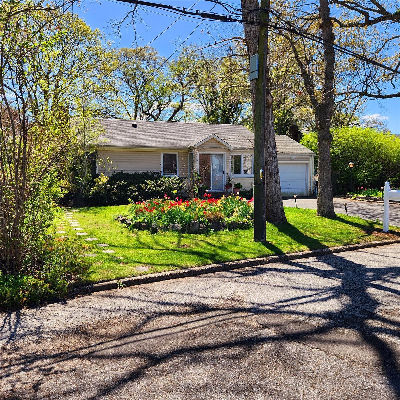 Single Family Robert  Suffolk County, NY 11743, MLS-850802-12