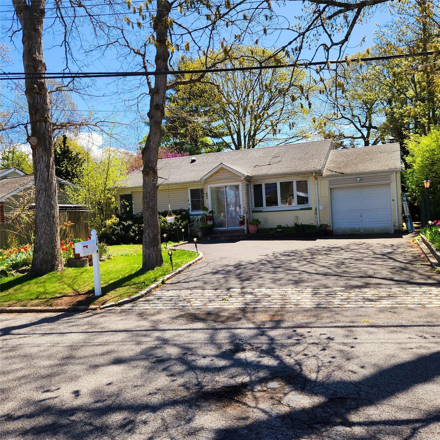 Single Family Robert  Suffolk County, NY 11743, MLS-850802-13