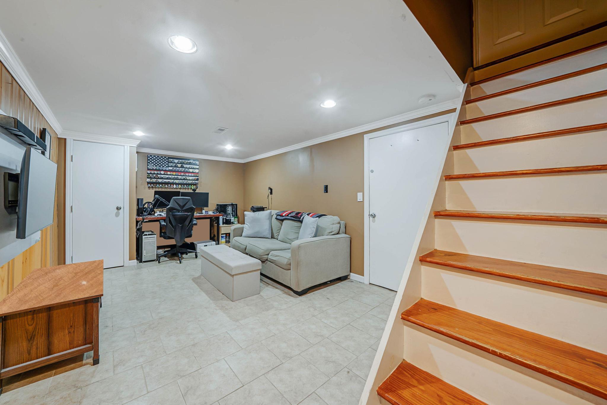 Single Family Front  Suffolk County, NY 11717, MLS-850808-29