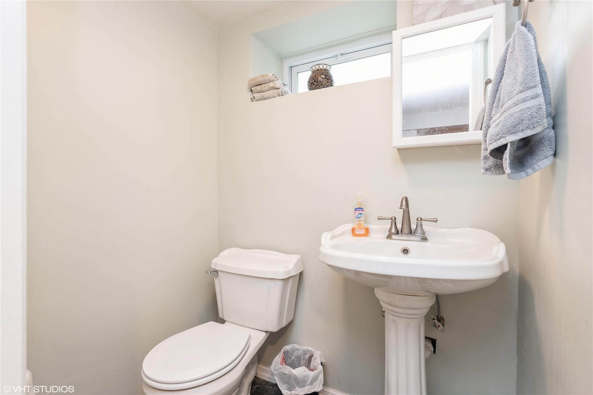 Single Family Seusing  Suffolk County, NY 11779, MLS-850821-16