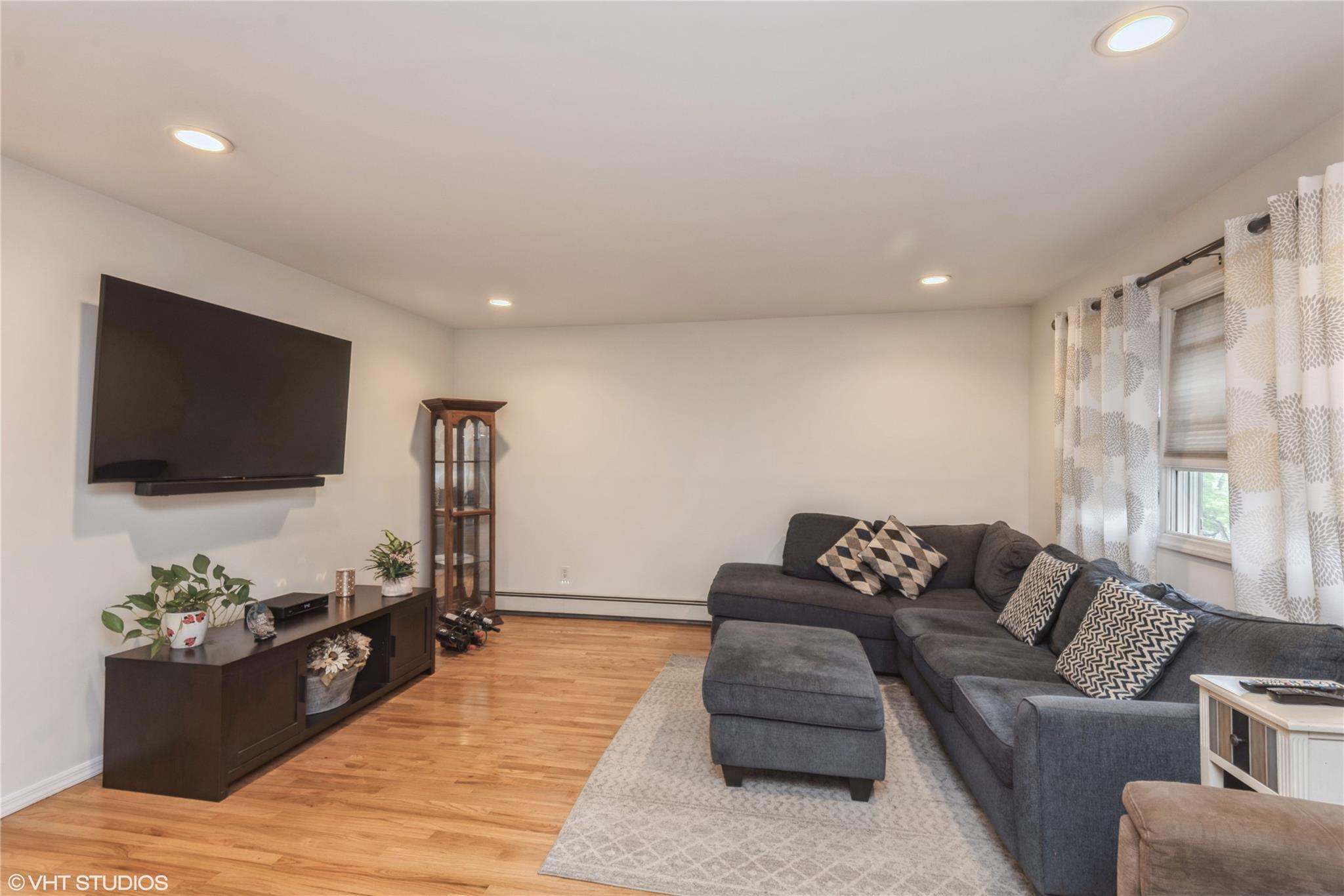 Single Family Seusing  Suffolk County, NY 11779, MLS-850821-4