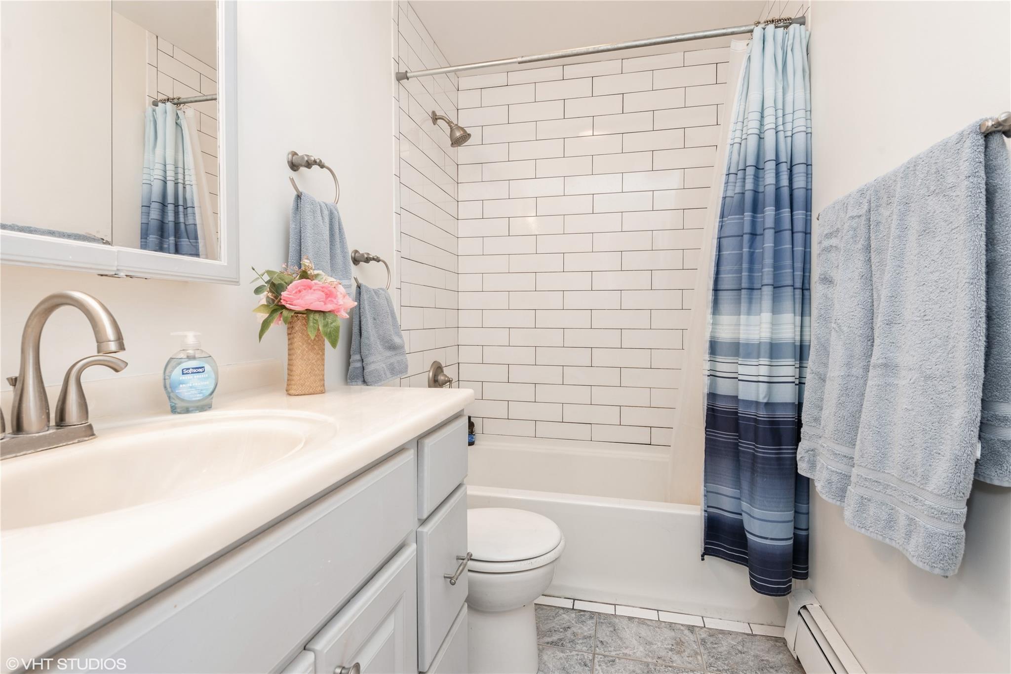 Single Family Seusing  Suffolk County, NY 11779, MLS-850821-7