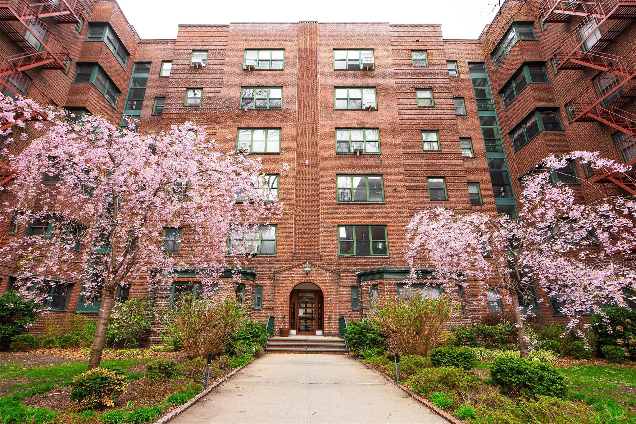 Coop in New York - 34  Queens, NY 11372