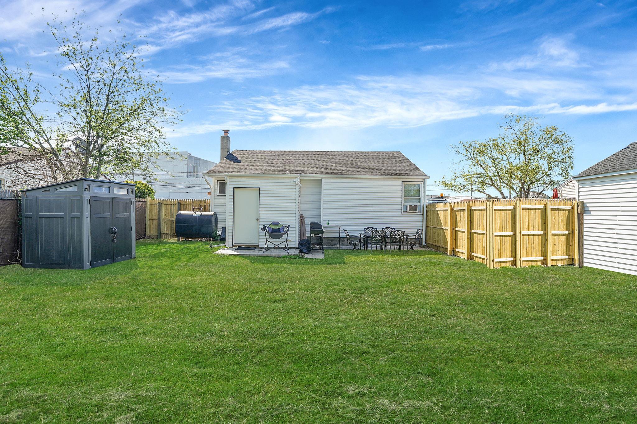 Single Family 5th  Suffolk County, NY 11706, MLS-850866-27
