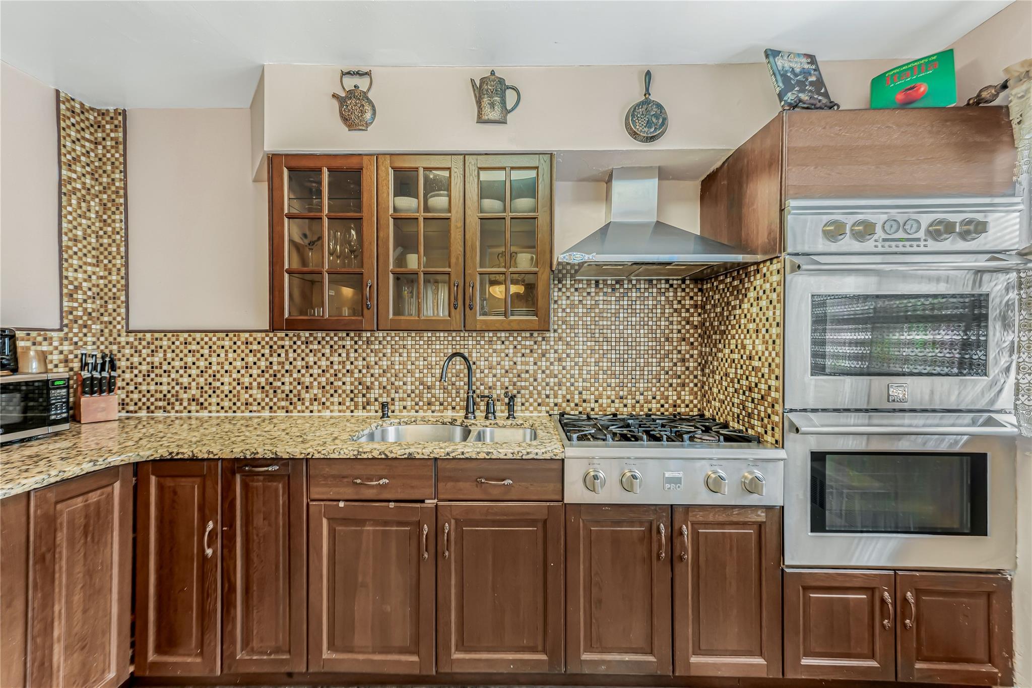 Single Family Tenbroeck  Bronx, NY 10469, MLS-850882-8